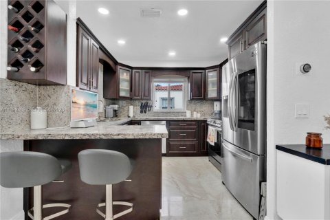 House in Miami, Florida 4 bedrooms, 145.67 sq.m. № 2244335 - photo 8
