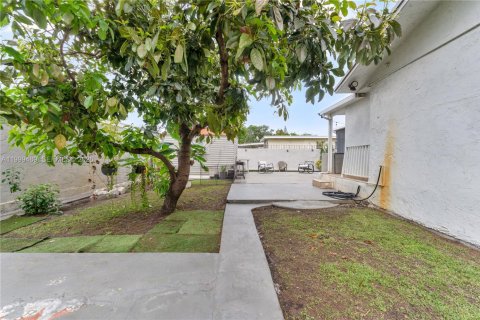 House in Miami, Florida 4 bedrooms, 145.67 sq.m. № 2244335 - photo 26