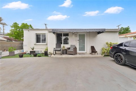 House in Miami, Florida 4 bedrooms, 145.67 sq.m. № 2244335 - photo 4