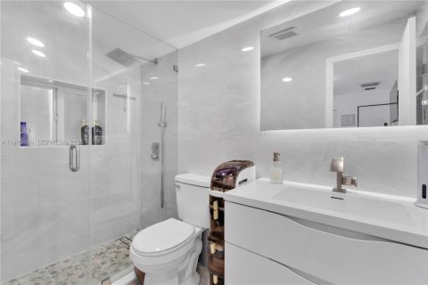 House in Miami, Florida 4 bedrooms, 145.67 sq.m. № 2244335 - photo 11