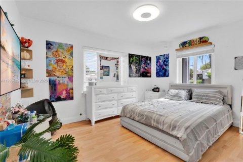 House in Miami, Florida 4 bedrooms, 145.67 sq.m. № 2244335 - photo 12