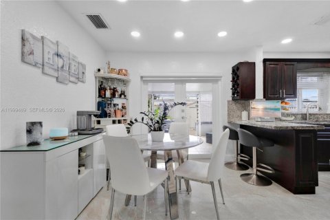 House in Miami, Florida 4 bedrooms, 145.67 sq.m. № 2244335 - photo 7