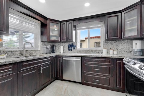 House in Miami, Florida 4 bedrooms, 145.67 sq.m. № 2244335 - photo 9