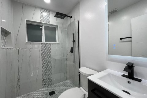 House in Miami, Florida 4 bedrooms, 145.67 sq.m. № 2244335 - photo 20