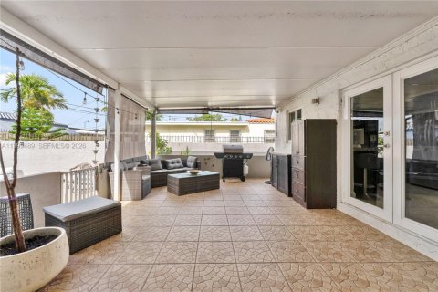 House in Miami, Florida 4 bedrooms, 145.67 sq.m. № 2244335 - photo 23