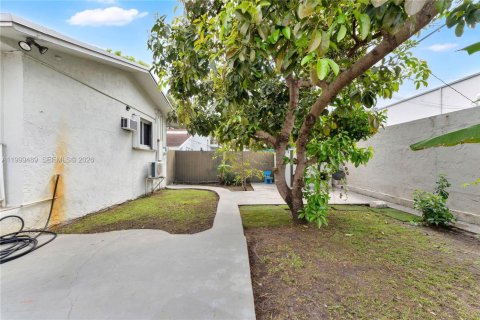 House in Miami, Florida 4 bedrooms, 145.67 sq.m. № 2244335 - photo 25