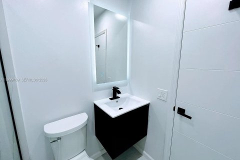 House in Miami, Florida 4 bedrooms, 145.67 sq.m. № 2244335 - photo 21