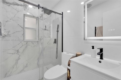 House in Miami, Florida 4 bedrooms, 145.67 sq.m. № 2244335 - photo 13