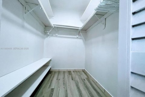 House in Miami, Florida 4 bedrooms, 145.67 sq.m. № 2244335 - photo 19