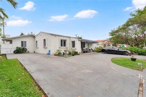 House in Miami, Florida 4 bedrooms, 145.67 sq.m. № 2244335 - photo 5