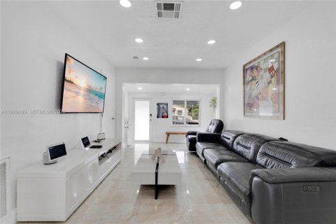House in Miami, Florida 4 bedrooms, 145.67 sq.m. № 2244335 - photo 6