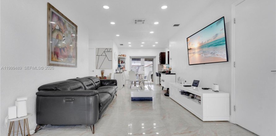 House in Miami, Florida 4 bedrooms, 145.67 sq.m. № 2244335
