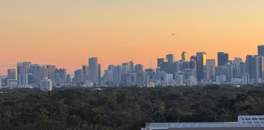 Кондоминиум с 2 спальнями в Майами, Флорида № 2031580