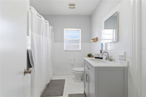 Commercial property in Tampa, Florida 4 bedrooms, 188.87 sq.m. № 2393564 - photo 8