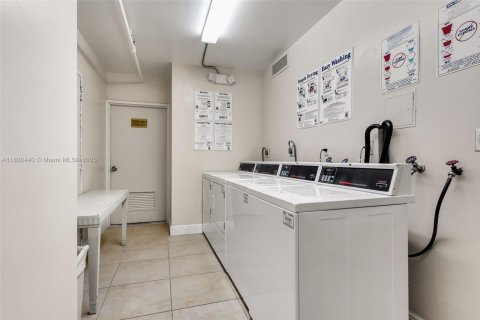 Condo in Miami Beach, Florida, 2 bedrooms  № 1861946 - photo 27