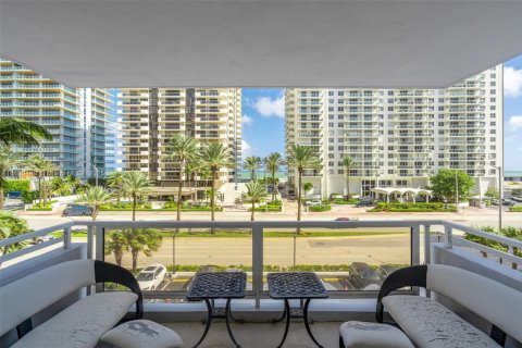 Condo in Miami Beach, Florida, 2 bedrooms  № 1861946 - photo 7