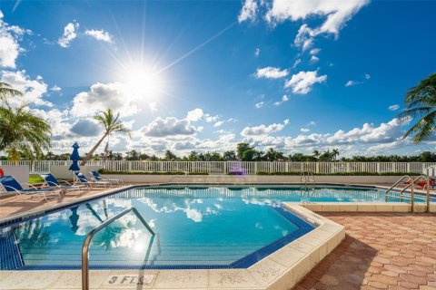 Condo in Miami Beach, Florida, 2 bedrooms  № 1861946 - photo 18