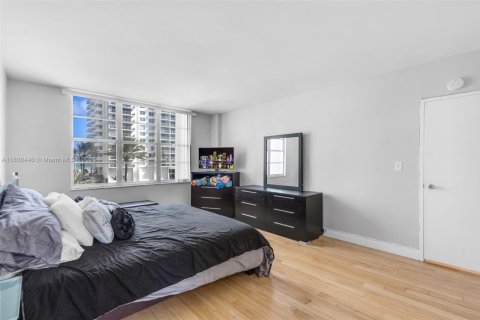 Condo in Miami Beach, Florida, 2 bedrooms  № 1861946 - photo 8