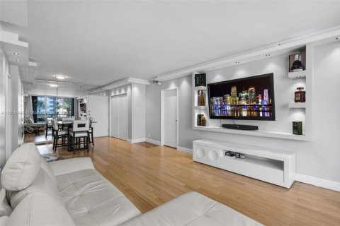 Condo in Miami Beach, Florida, 2 bedrooms  № 1861946 - photo 4
