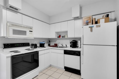 Condo in Miami Beach, Florida, 2 bedrooms  № 1861946 - photo 15