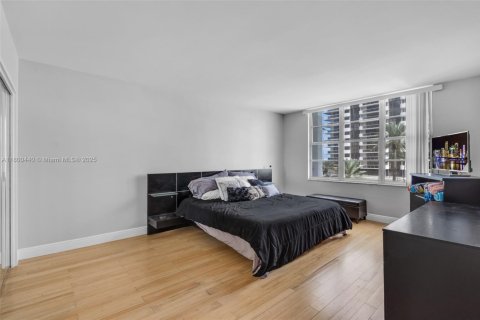 Condo in Miami Beach, Florida, 2 bedrooms  № 1861946 - photo 9