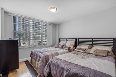 Condo in Miami Beach, Florida, 2 bedrooms  № 1861946 - photo 12