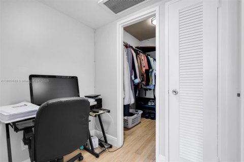 Condo in Miami Beach, Florida, 2 bedrooms  № 1861946 - photo 10