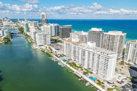 Condo in Miami Beach, Florida, 2 bedrooms  № 1861946 - photo 22