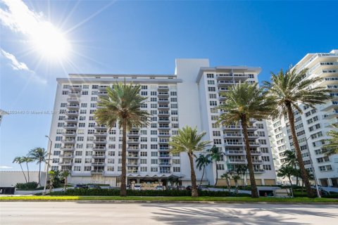 Condo in Miami Beach, Florida, 2 bedrooms  № 1861946 - photo 23