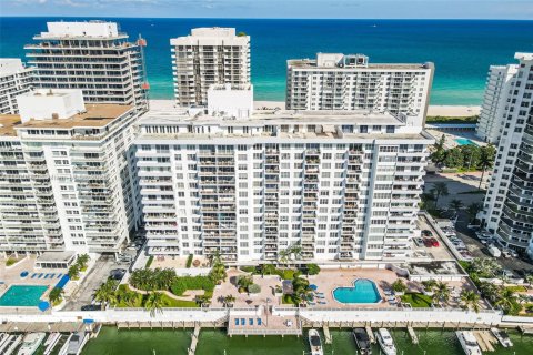 Condo in Miami Beach, Florida, 2 bedrooms  № 1861946 - photo 21