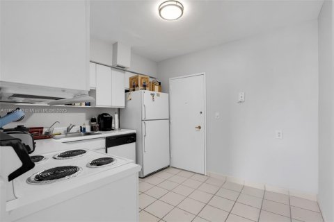 Condo in Miami Beach, Florida, 2 bedrooms  № 1861946 - photo 14