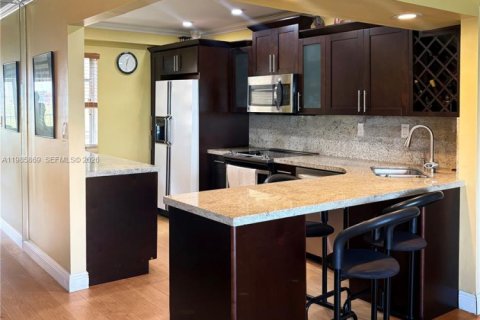 Condominio en alquiler en Hialeah, Florida, 3 dormitorios, 119.66 m2 № 2047556 - foto 3