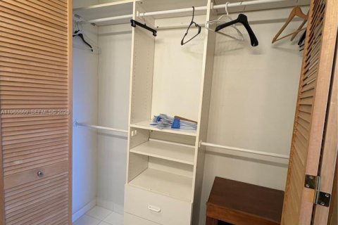 Condominio en alquiler en Hialeah, Florida, 3 dormitorios, 119.66 m2 № 2047556 - foto 11