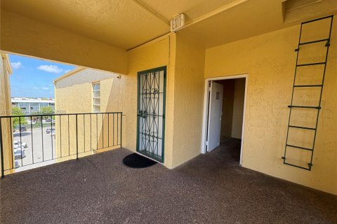 Condominio en alquiler en Hialeah, Florida, 3 dormitorios, 119.66 m2 № 2047556 - foto 13