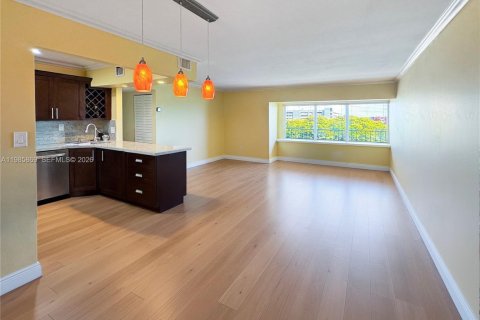 Condominio en alquiler en Hialeah, Florida, 3 dormitorios, 119.66 m2 № 2047556 - foto 2