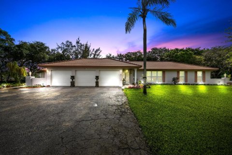 House in Coral Springs, Florida 7 bedrooms, 357.4 sq.m. № 2147059