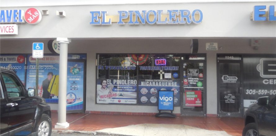 Commercial property in Sweetwater, Florida № 1998416