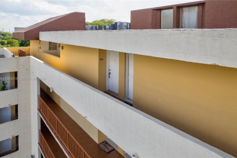 Снять в аренду кондоминиум в Майами, Флорида 2 спальни, 89.93м2, № 2045472 - фото 5