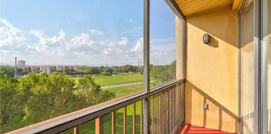 Кондоминиум с 2 спальнями в Майами, Флорида № 2045472