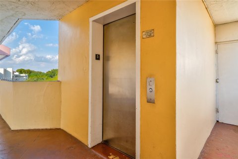 Снять в аренду кондоминиум в Майами, Флорида 2 спальни, 89.93м2, № 2045472 - фото 26