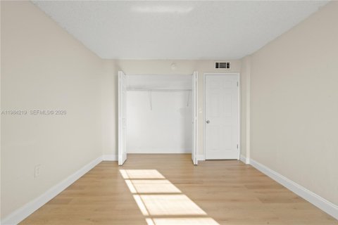 Снять в аренду кондоминиум в Майами, Флорида 2 спальни, 89.93м2, № 2045472 - фото 24