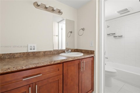 Снять в аренду кондоминиум в Майами, Флорида 2 спальни, 89.93м2, № 2045472 - фото 21