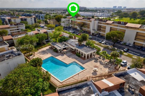 Снять в аренду кондоминиум в Майами, Флорида 2 спальни, 89.93м2, № 2045472 - фото 30