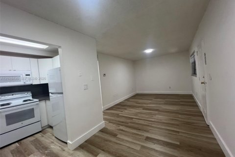 Condo in Hialeah, Florida, 2 bedrooms  № 2088301 - photo 5