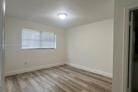 Condo in Hialeah, Florida, 2 bedrooms  № 2088301 - photo 14
