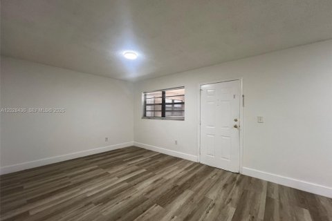 Condo in Hialeah, Florida, 2 bedrooms  № 2088301 - photo 9