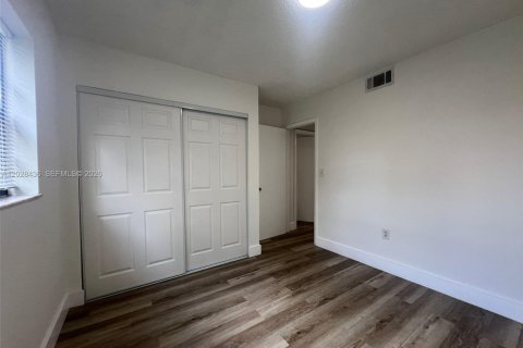 Condo in Hialeah, Florida, 2 bedrooms  № 2088301 - photo 11