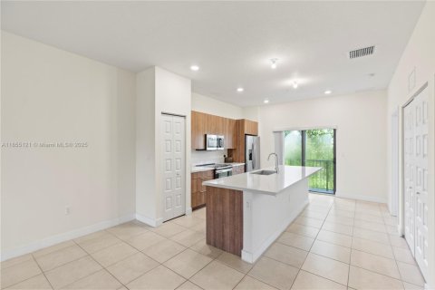 Condo in Doral, Florida, 2 bedrooms  № 1880300 - photo 3