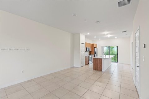 Condo in Doral, Florida, 2 bedrooms  № 1880300 - photo 5