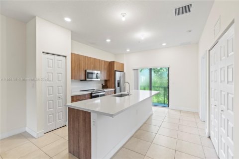 Condo in Doral, Florida, 2 bedrooms  № 1880300 - photo 1